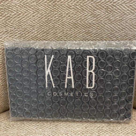 NEW KAB COSMETICS Day + Night Eyeshadow Palette - Picture 4 of 5
